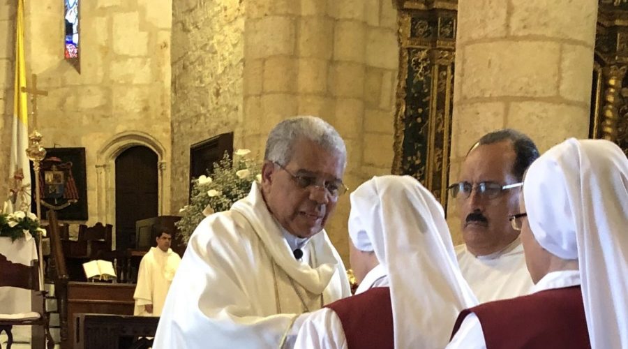 2020-01-12 Catedral de Santo Domingo (Dando la Comunión el Arzobispo Primado de las Américas a las Hermanas Beatriz y Pilar)